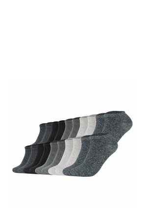Catorce pares de calcetines de corte bajo en tonos degradados desde negro hasta gris oscuro y gris claro, dispuestos en filas superpuestas sobre un fondo blanco.