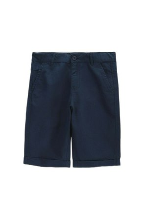 Granatowe krótkie spodenki do kolan z przednimi kieszeniami, szlufkami na pasek, zapięciem na guziki i podwiniętymi nogawkami na białym tle.