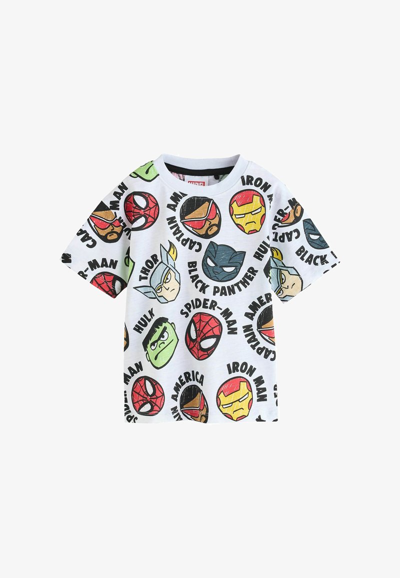 Chemise blanche à manches courtes ornée de visages de dessins animés colorés des super-héros Marvel, notamment Spider-Man, Iron Man, Hulk, Thor, Black Panther, et Captain America, avec leurs noms.
