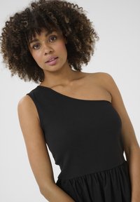 Svart enaxlad klänning med ribbat mönster på den övre delen och en utsvängd, samlad kjol. Slät tyg med avslappnad passform.