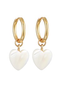 Pendientes de aro de oro que presentan un colgante en forma de corazón blanco, hecho de un material liso e iridiscente, suspendido de un delicado lazo.