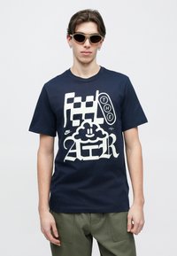 Nike Sportswear TEE CLOUD - Nyomott mintás póló - obsidian