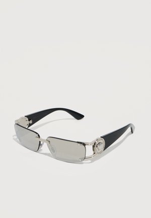Ochelari de soare pătrați cu tentă gri, cu brațe negre și detalii argintii, având o emblemă rotundă în formă de medalion pe fiecare parte.