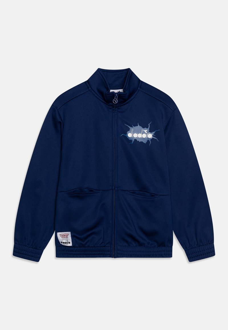 Tamsiai mėlynas užtrauktuku užsegamas džemperis, pagamintas iš glotnaus audinio. Jame yra aukšta apykaklė, šoninės kišenės ir baltas grafikos logotipas priekyje.