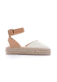 Espadrilles de tela blanca con una correa de tobillo marrón y hebilla. Disponen de una suela de yute trenzado y un diseño de punta redondeada.