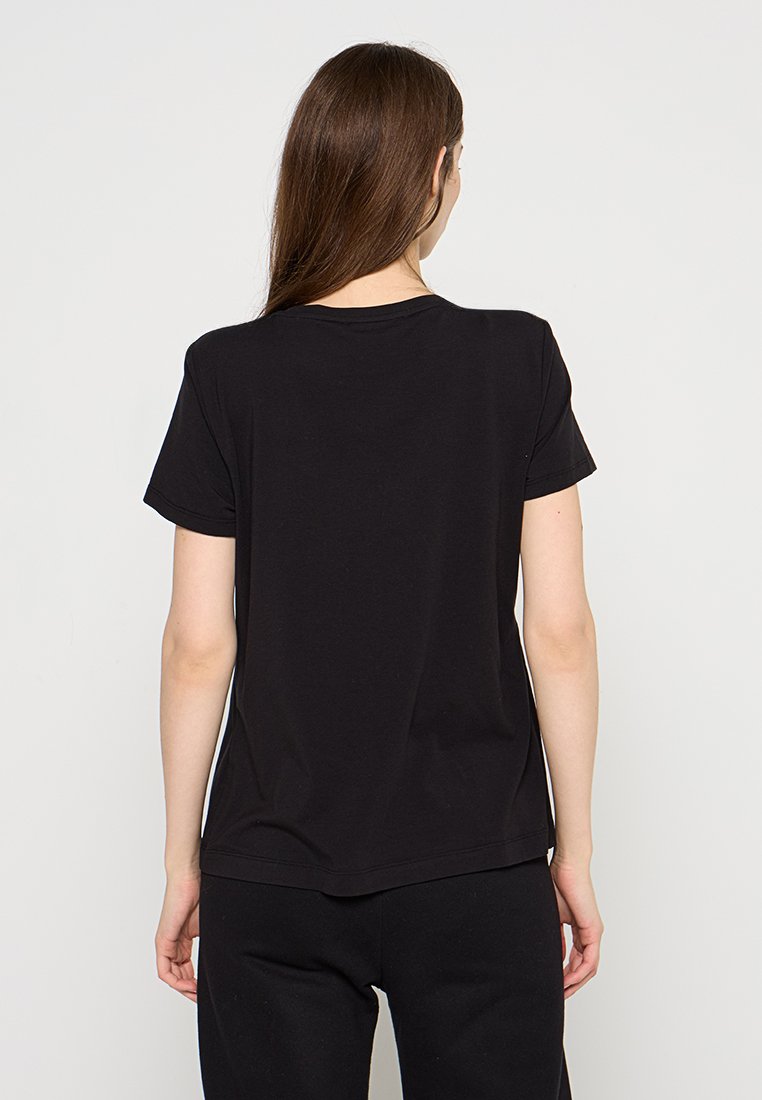 Zwarte katoenen T-shirt met een ronde halslijn en korte mouwen, voorzien van een ontspannen pasvorm en een zachte textuur.