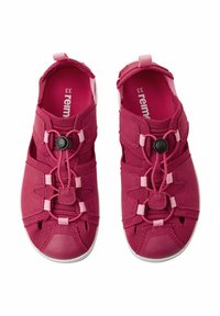 Scarpe in mesh e sintetico rosa con punta chiusa, lacci elastici e un toggler circolare. Accenti rosa chiaro arricchiscono il design.