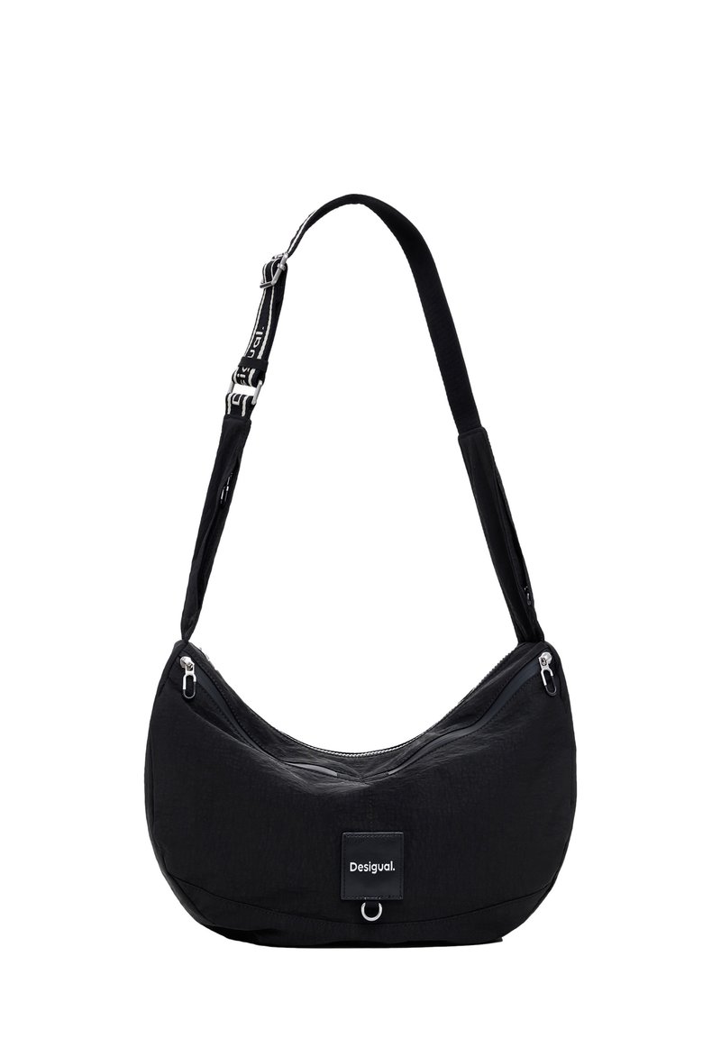 Borsa a spalla nera realizzata in nylon testurizzato, con forma curva, chiusura con zip, tracolla regolabile e una piccola etichetta con logo.