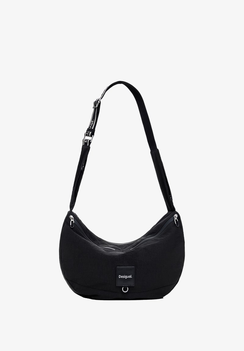 Borsa a spalla nera realizzata in nylon testurizzato, con forma curva, chiusura con zip, tracolla regolabile e una piccola etichetta con logo.