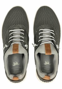 Szare sneakersy z wzorzystą cholewką, białymi sznurówkami, brązowym skórzanym akcentem na pięcie oraz szarym tekstylnym wykończeniem wewnętrznym.