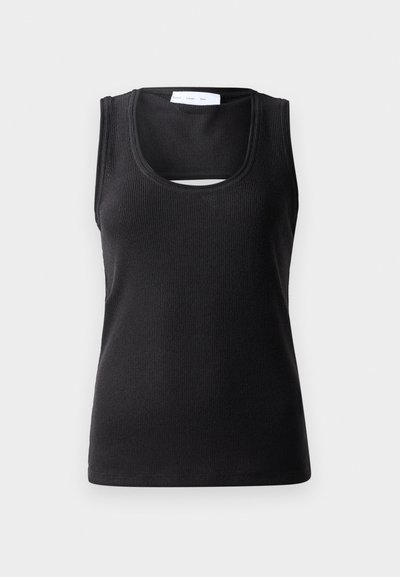 Čierny bezrukávový top vyrobený z rebrovanej látky, s okrúhlym výstrihom a malým výrezom vpredu pre zvýraznenie dizajnu.