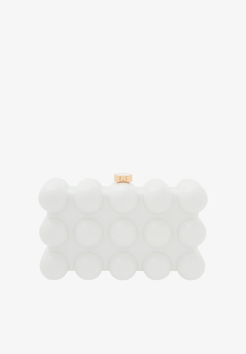 Clutch bianco in plastica con texture arrotondata simile a bolle, forma rettangolare e chiusura in metallo dorato sulla parte superiore.