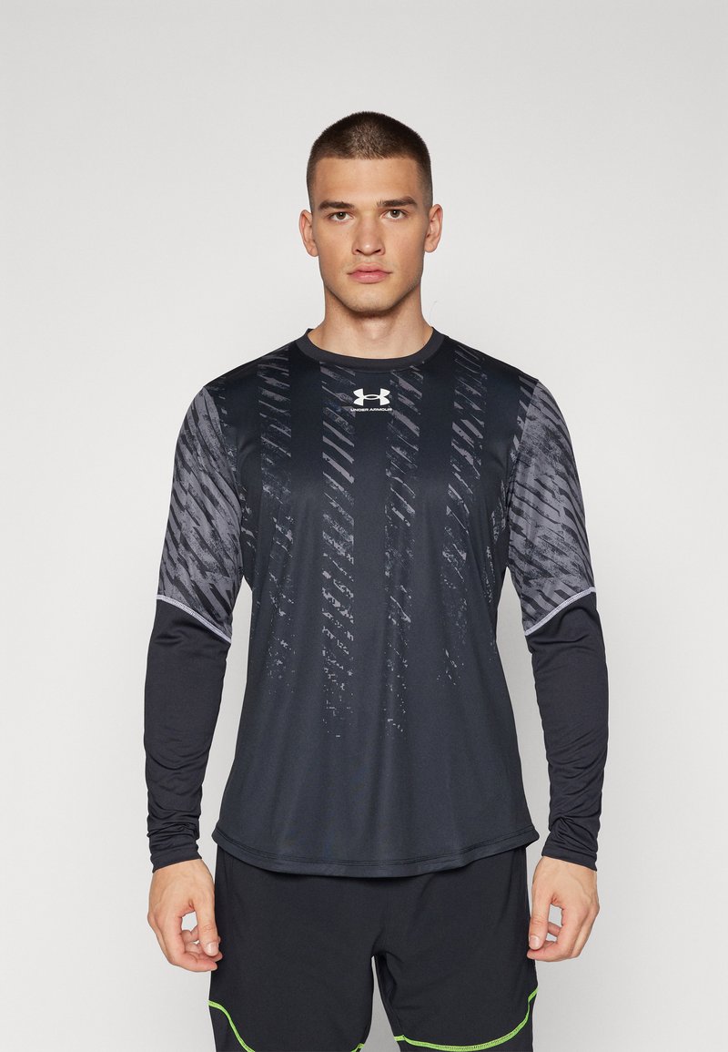 Schwarzes sportliches Langarmshirt mit einem strukturierten Design, das vertikale Streifen und graue Akzente aufweist. Das Material wirkt leicht und enganliegend.
