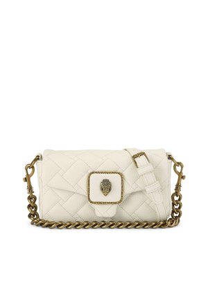 Sac à main en cuir matelassé blanc avec bandoulière en chaîne dorée, bandoulière réglable en cuir, et fermoir carré décoratif avec détail de tête de lion.