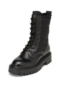 Černé šněrovací boty s lesklou koženou špičkou a polstrovaným textilním svrškem. Masivní gumová podrážka s hlubokým vzorkem, zdobená prošíváním a logy.