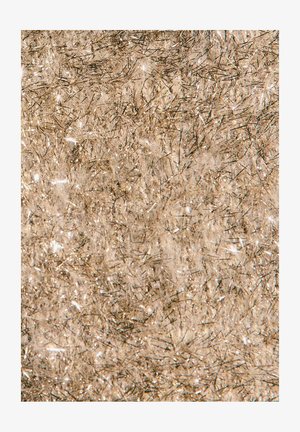 Metallisch getextureerde stof met een lichte gouden tint, versierd met glanzende draden die door elkaar zijn geweven en een sprankelende, gelaagde uitstraling creëren.