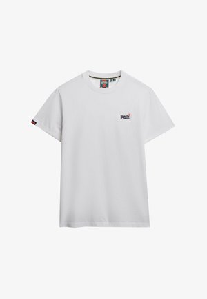 T-shirt bianca in cotone con collo rotondo, maniche corte e un piccolo logo blu sul lato sinistro del petto. Design semplice e senza decorazioni.