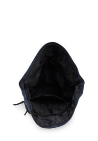 Marine blauwe tas met een gladde buitenkant, voorzien van een brede opening en een gevoerde, ruime binnenkant, ontworpen voor gemakkelijke toegang en organisatie.