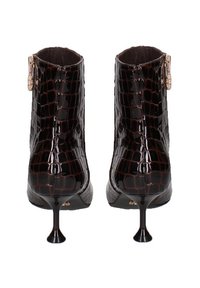 Bottines en cuir embossé crocodile marron foncé, avec un talon aiguille et un accent de fermeture éclair doré à l'arrière.