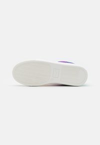 Białe sneakersy z teksturowaną gumową podeszwą, z gradientowym fioletowym akcentem. Gładka cholewka i minimalistyczny styl z detalem logo.