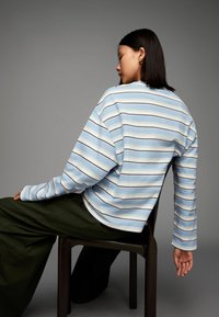 Bershka STRIPED - Hosszú ujjú felső - light blue