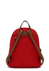 Sac à dos en nylon rouge avec des accents en cuir brun, de forme circulaire, avec une poignée supérieure, des bretelles réglables et une poche zippée à l'arrière.