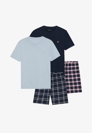 Ensemble de deux T-shirts en bleu clair et marine, tous deux avec un logo doré, et un short à carreaux en marine, blanc et rouge. Tissu en coton, design décontracté.