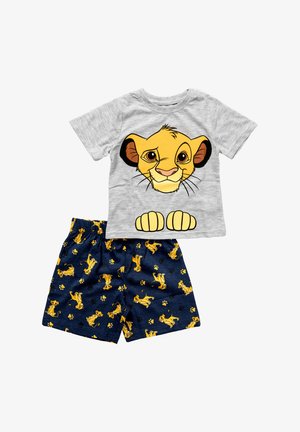 Harmaa lyhythihainen paita, jossa on hymyilevä keltainen leijonanpentu ja siihen sopivat tummansiniset shortsit, joissa on keltaisia leijonanpentuja ja tassunjälkien kuvio.