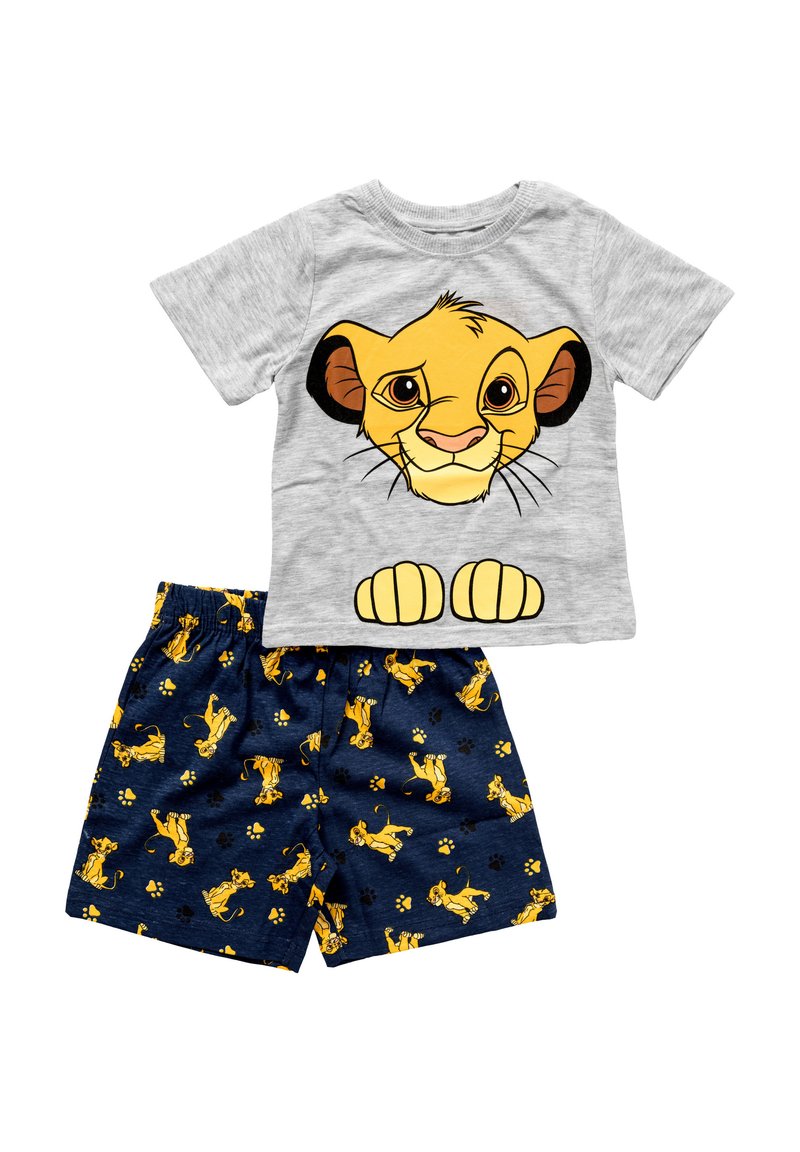 Maglietta grigia a maniche corte con il volto sorridente di un cucciolo di leone giallo e pantaloni corti blu navy abbinati con un motivo di cuccioli gialli e impronte di zampe.