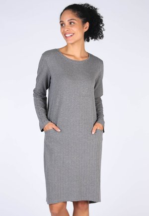 Graues langärmliges Kleid mit Fischgrätmuster, Rundhalsausschnitt, seitlichen Taschen und lockerem Schnitt, aus strukturiertem Stoff gefertigt.