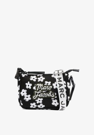 Borsa a tracolla nera con motivo a fiori bianchi, ricamo "Marc Jacobs" sul davanti e tracolla bianca regolabile con nome del marchio.