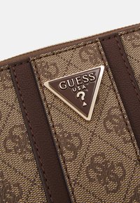Guess NOREEN CAMERA CROSSBODY - Bandolera - latte/brown