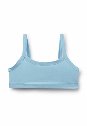 Světle modrý oříznutý top s tenkými ramínky a jednoduchými švy na bílém pozadí.