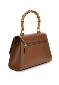 Brun läderhandväska med handtag av bambu, guldfärgade metalldetaljer, ett ficka med dragkedja och synliga sömdetaljer på klaffen.