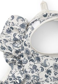 Badkläder med blommönster och volangdetaljer på axlarna, med marinblå mönster på en krämvit bakgrund, tillverkade av ett mjukt och stretchigt material.
