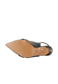 Czarne skórzane buty na obcasie typu slingback z wydłużonym noskiem i gładką fakturą. Podeszwa jest w kolorze brązowym z widocznym wytłoczonym rozmiarem "38".