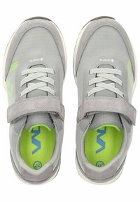 Graue Sportschuhe mit strukturiertem Design, ausgestattet mit einem Klettverschluss, weißen Sohlen und leuchtend grünen Einlegesohlen mit blauen Branding-Elementen.