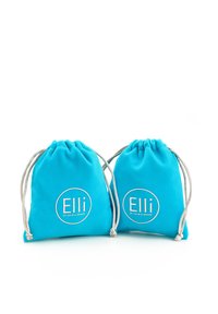 To turquoise snoreposer lavet af blødt stof, med cirkulært hvidt logo og teksten "Elli by Julie & Grace", bundet med lysfarvede snore.