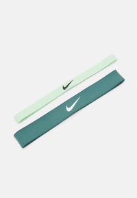 Unselected, bicoastal/vapor green/black