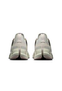 Baskets de sport gris clair avec une tige en maille, un col rembourré et une semelle en caoutchouc épaisse. Présente un logo réfléchissant et des accents texturés.