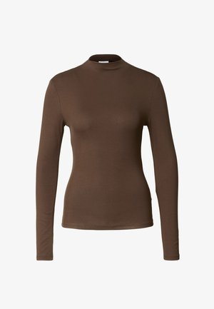 Brązowa bluzka z długim rękawem i golfem, wykonana z gładkiej, elastycznej tkaniny. Posiada dopasowany krój i prostą linię dołu bez widocznych ozdób.
