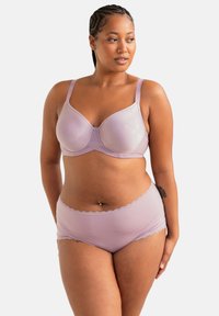 Lavendel-BH und passende Hipster-Slips, mit einem gemusterten Design, glatter Textur und gewellten Spitzelementen entlang der Kanten.