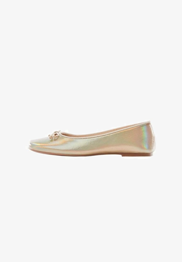 Une chaussure ballerine plate dorée avec un petit nœud décoratif sur l’orteil arrondi et une semelle plate.