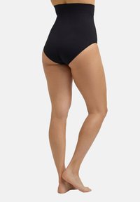 Culotte nere a vita alta in tessuto elasticizzato. Presentano una finitura liscia, una copertura totale e una cintura elastica per il massimo comfort.