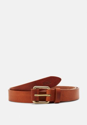 Brunt læderbælte med guldtonet rektangulært spænde og "CLOSED" præget nær den spidsede ende, rullet sammen på en hvid baggrund.