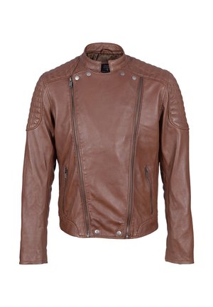 Bruine leren motorjack met gequiltte schouderaccenten, twee ritszakken aan de voorkant en drukknoopsluiting, met een getailleerd ontwerp.