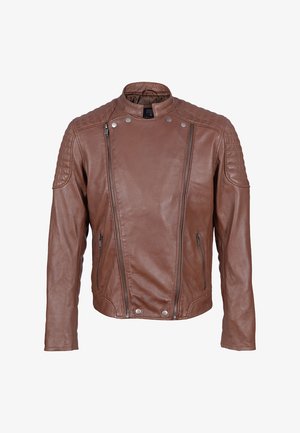 Chaqueta de moto de cuero marrón con acentos acolchados en los hombros, dos bolsillos frontales con cremallera y cierre a presión, con un diseño ajustado.