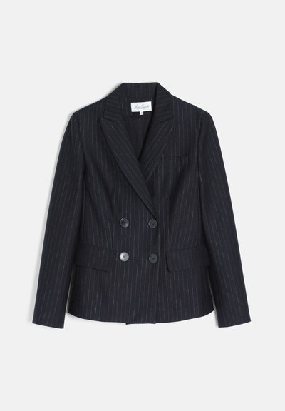 Blazer noir à fines rayures, croisé, avec col cranté, quatre boutons sur le devant et deux poches à rabat, sur fond blanc.