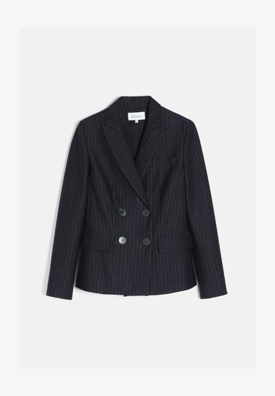 Blazer noir à fines rayures, croisé, avec col cranté, quatre boutons sur le devant et deux poches à rabat, sur fond blanc.