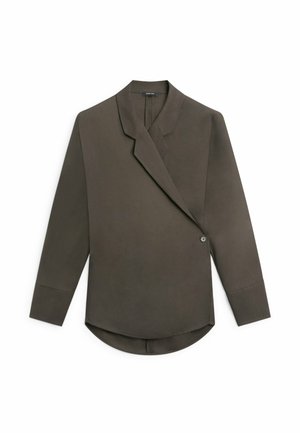 Langærmet omslagsbluse i mørkeolivengrøn med asymmetrisk front og enkelt knaplukning, med en hakket krave og buet kant.